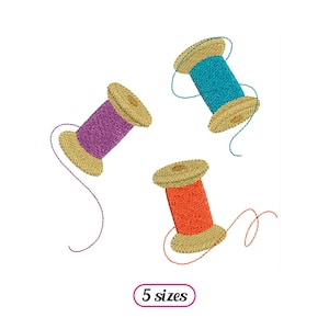 Puede incluir: Tres carretes de hilo de diferentes colores. Los carretes son amarillos, naranjas, morados y azules. El hilo está enrollado alrededor de los carretes. Los carretes están sobre un fondo blanco. 5 tamaños.