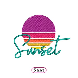 Puede incluir: Diseño bordado con un atardecer retro en morado, rosa, naranja y amarillo. La palabra "Sunset" está escrita en una fuente cursiva turquesa. El diseño está disponible en 5 tamaños.