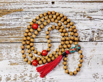 Geknotete 108ct Mala mit Sandelholz und Koralle