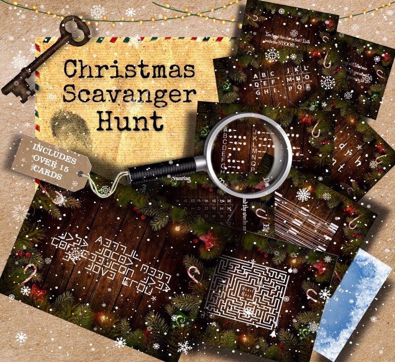 K&ouml;nnte beinhalten: Ein Weihnachts-Schnitzeljagd-Set mit &uuml;ber 15 Karten, einem Schl&uuml;ssel und einer Lupe. Die Karten zeigen R&auml;tsel, Codes und ein Labyrinth, alles vor einem festlichen Holzgrund mit Schneeflocken und Gr&uuml;n.