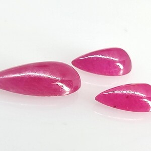 Natuurlijke robijnpeer geslepen cabochons 3-delig: losse edelstenen set, 6,05 kt, 13,5 x 8,6-9,5 x 5,3 mm