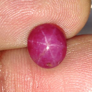 Rubí estrella natural ovalado: 3,33 quilates, estrella de seis rayos, gema suelta de cristal curativo, 8 x 7 x 5 mm.