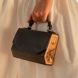 Schwarze Python-Ledertasche mit oberem Griff: Holzakzent-Umhängetasche