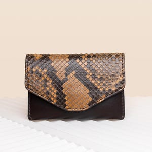 Handgefertigte Brieftasche aus Pythonleder: Schmaler Kartenhalter