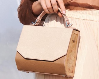 Bolso bandolera de piel hecho a mano: Satchel beige saffiano con detalle de madera