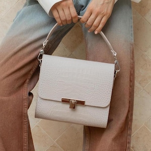 Premium Beige Crocodile Leather Bag – Designer Handbag, Crossbody Shoulder Bag with Adjustable Strap – Matching Wallet, Belt and Sunglasses