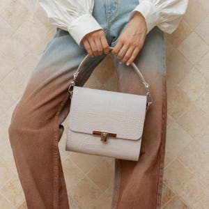 Bolso premium de piel de cocodrilo beige. Bolso de diseño, bandolera con correa ajustable. Incluye cartera, cinturón y gafas de sol a juego.