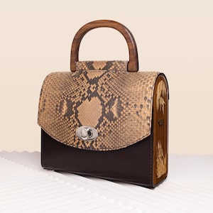 Bolso bandolera de piel de pitón: marrón indio, bolso de diseño con asa de madera
