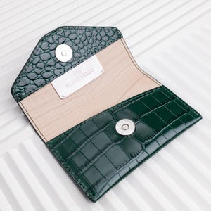 Mini billetera de piel de cocodrilo artesanal: tarjetero fino para mujer, elegante monedero tipo sobre, el regalo perfecto.
