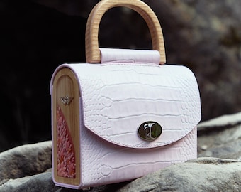 Bolso bandolera de piel con efecto cocodrilo rosa: clutch de noche con detalles de madera