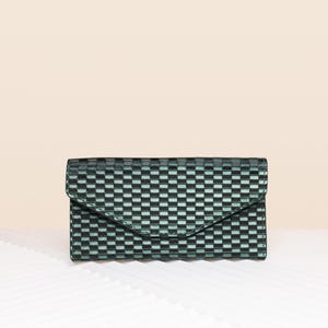 Cartera de cuero trenzado verde – Tarjetero fino hecho a mano para mujer – Elegante monedero tipo sobre – Regalo para ella – Accesorio de cuero de lujo