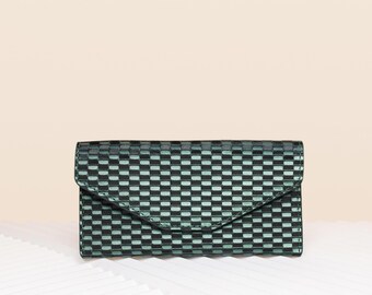 Cartera de cuero trenzado verde – Tarjetero fino hecho a mano para mujer – Elegante monedero tipo sobre – Regalo para ella – Accesorio de cuero de lujo