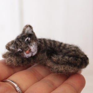 Gato de fieltro con aguja, gato de casa de muñecas, miniatura de casa de muñecas, gato durmiendo en miniatura