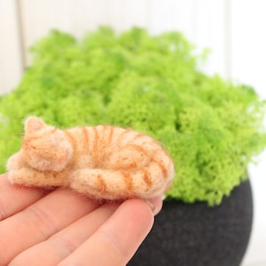Gato de fieltro de aguja, gato de casa de muñecas, miniatura de casa de muñecas, gato dormido en miniatura