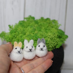 Mini vilten konijntje 3 vilten konijntjes Tiny vilt dieren sculptuur vilt konijn ornament vilt konijn paasgeschenken Home decor