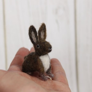 Petit lapin feutré, lapin miniature feutré, lapin feutré à l’aiguille, lapin miniature