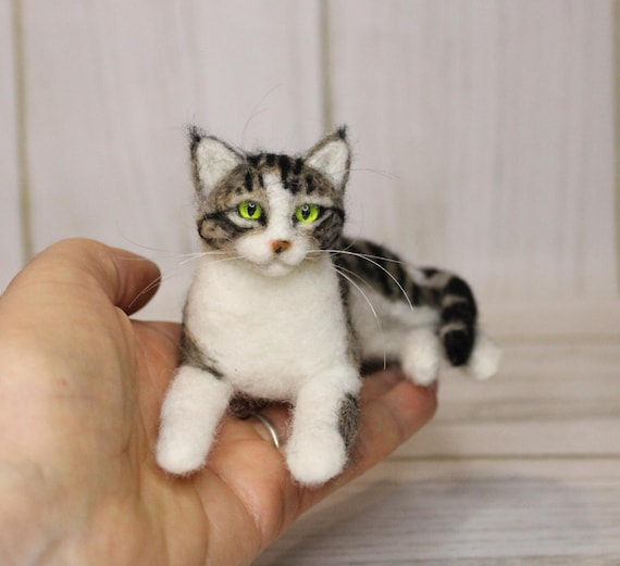Custom pet  portrait felted cat, memorial portrait cat, little kitten, miniature felted cat, animal felted cat