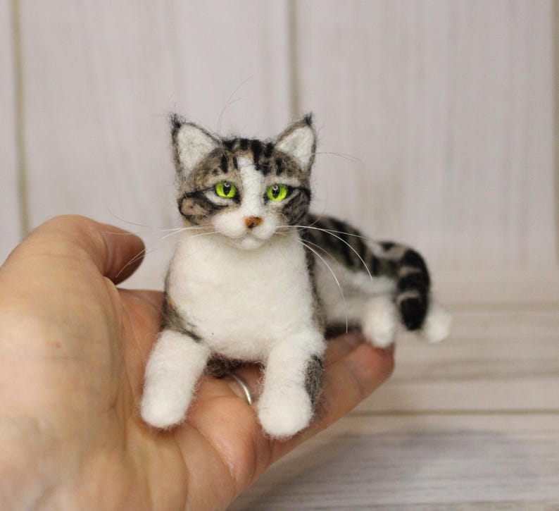 Anpassat husdjursporträtt tovad katt, minnesporträtt av katt, liten kattunge, miniatyr tovad katt, tovad djurkatt bild 1