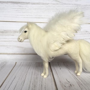 Nadelgefilzter Pegasus, mystisches weißes Pferd mit Flügeln, Filzpegasus für Puppen, OOAK gefilzter Pegasus