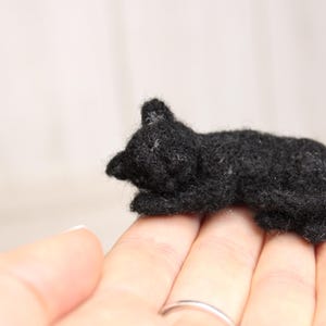 Gato de fieltro de aguja, gato de casa de muñecas, miniatura de casa de muñecas, gato dormido en miniatura