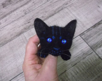 ブローチ猫、ニードルフェルトの猫、猫の肖像画、フェルトの猫、黒のブローチ猫、ファンタジーのブローチ猫