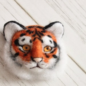 Broche tijger vilt, naaldvilte tijger, kat vilt, realistisch portret van een tijger