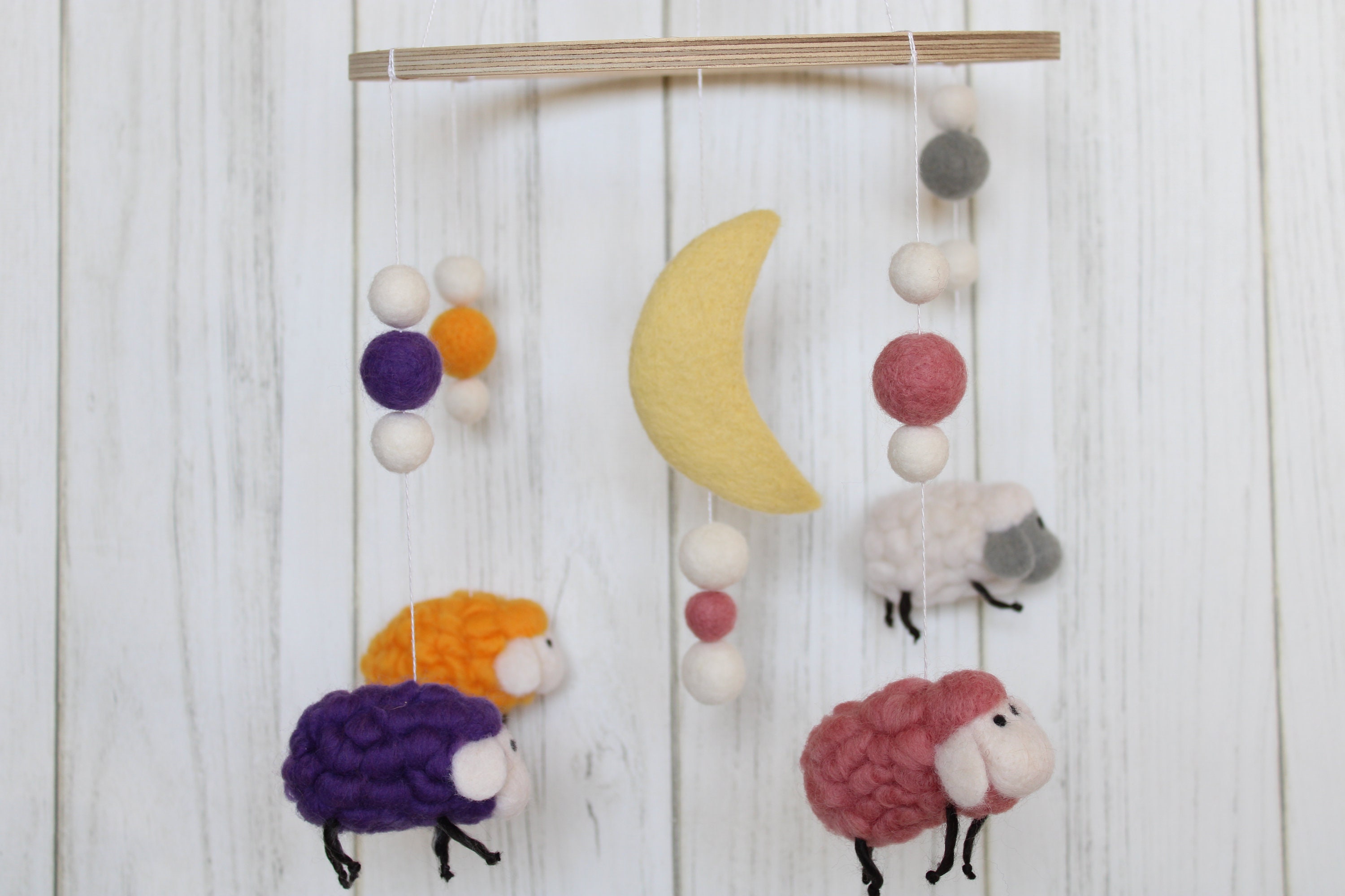 Mobile bébé, mobile avec mouton feutré, mobile animalier, agneaux feutrés mobiles
