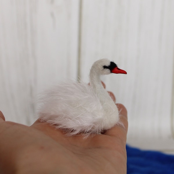 Nadelgefilzte Vögel, Weißer Schwan, Kinderzimmerornament, Weiche Skulptur Vogel Schwan, Wollvogel, Kunstdekor