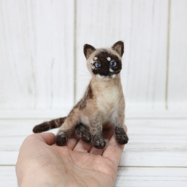 Custom pet portrait felted cat, Personalized memorial felt replica of a cat, miniature felted cat, pet replica kitten, needle felted cat