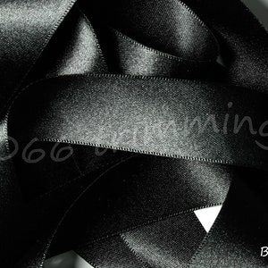 Noir 10 Berisfords Double ruban de Satin 3mm 7mm 10mm 15mm 25mm 35mm 50mm 70mm courtes et bobines pleins libre P & P