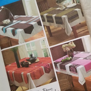 Op de afbeelding: Een Simplicity naaipatroon voor een tafelkleed. Het patroon is voor één maat en bevat instructies voor het maken van een tafelkleed met verschillende ontwerpen. Het patroonnummer is 3903.