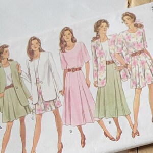 Puede incluir: Un patrón de costura para un conjunto de falda y chaqueta. El patrón es de Butterick y es para las tallas 12-20. El patrón incluye instrucciones y diagramas para coser las prendas.