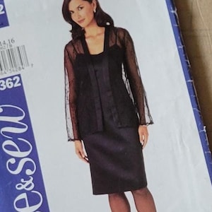 Può includere: Un modello di cucito con il testo "see & sew" e il numero "3362". La parte anteriore del pacchetto presenta una donna in un completo nero. Il pacchetto include diagrammi e istruzioni per cucire.