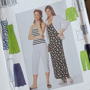 Puede incluir: Patrón de costura Simplicity número 8660 para un vestido, una blusa y unos pantalones. El patrón incluye instrucciones y diagramas para la confección de las prendas. El patrón está impreso en papel blanco con texto negro e ilustraciones.