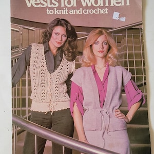 Wzory na szydełkowanie i robienie na drutach kamizelek damskich w stylu vintage Wzory na kamizelki robione na drutach w 8 stylach Ulotka Leisure Art 141 Wydrukowano w 1979 r.