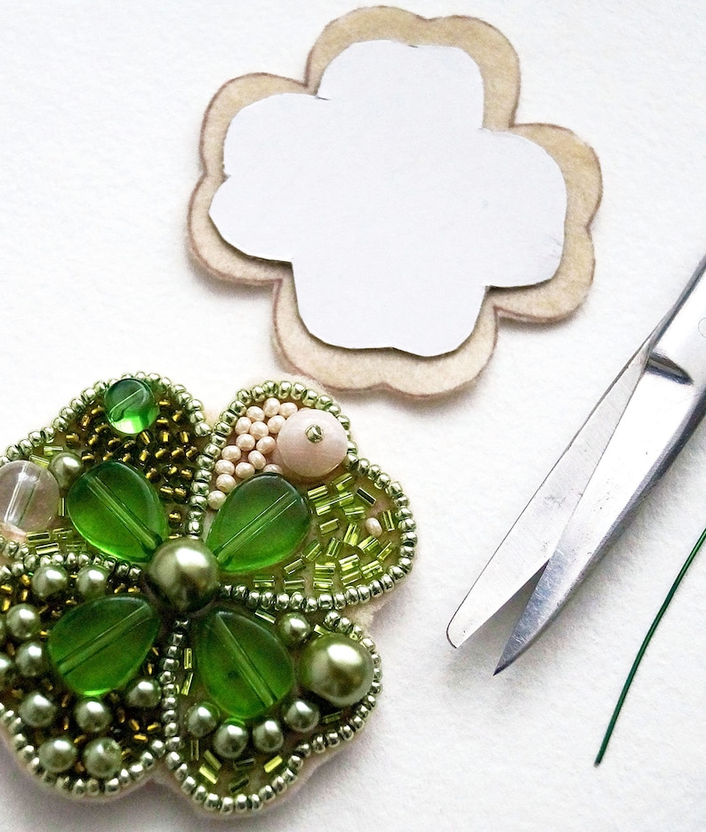 Брошь на фетре. Изготовление брошей своими руками. Декоративные броши своими руками. Броши бижутерия. Брошь своими руками.