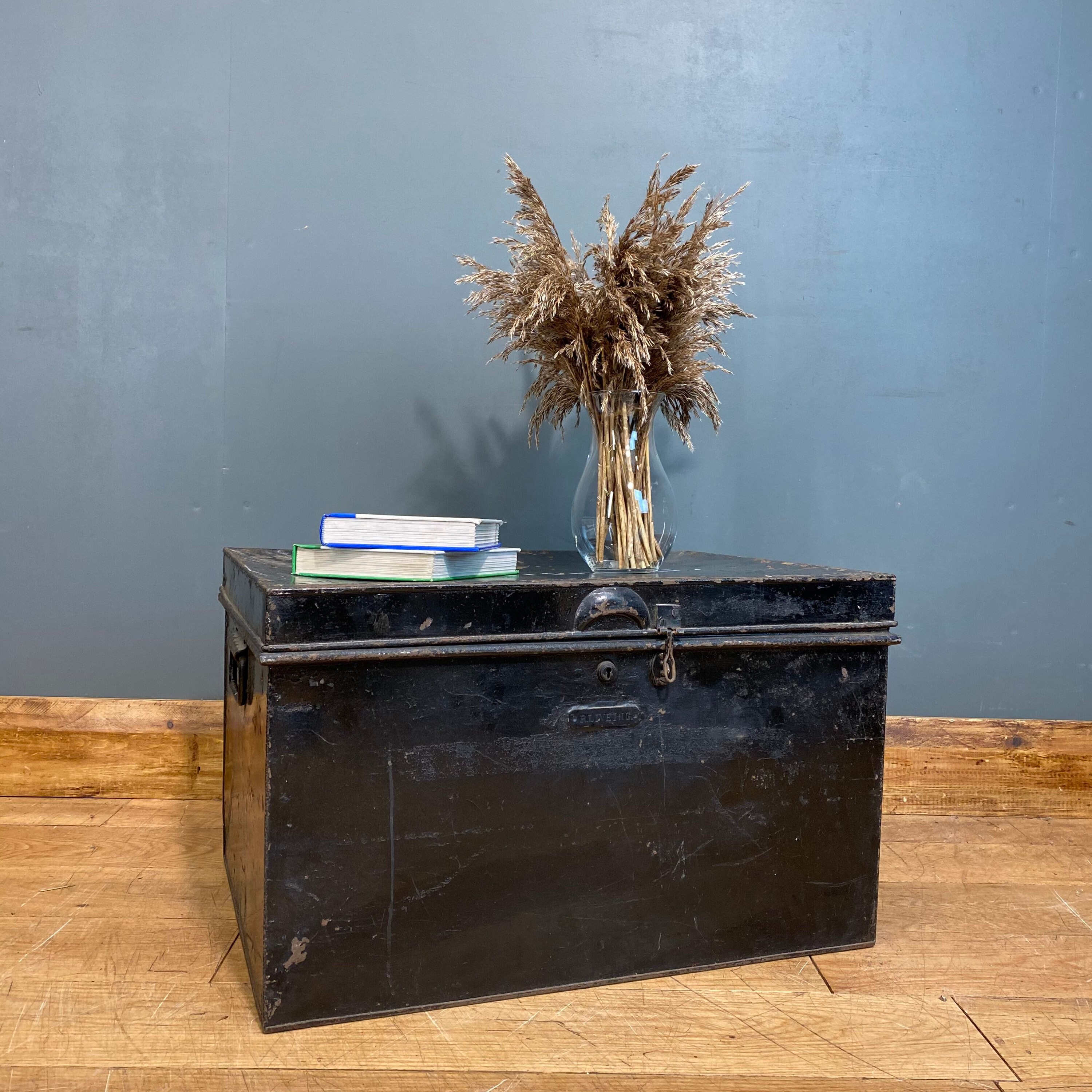Black Storage Trunk Coffee Table / 36 Short Coffee Table Black : Buy target marketing systems vintage trunk style living room coffee table with lift top storage and bottom shelf, brown:
