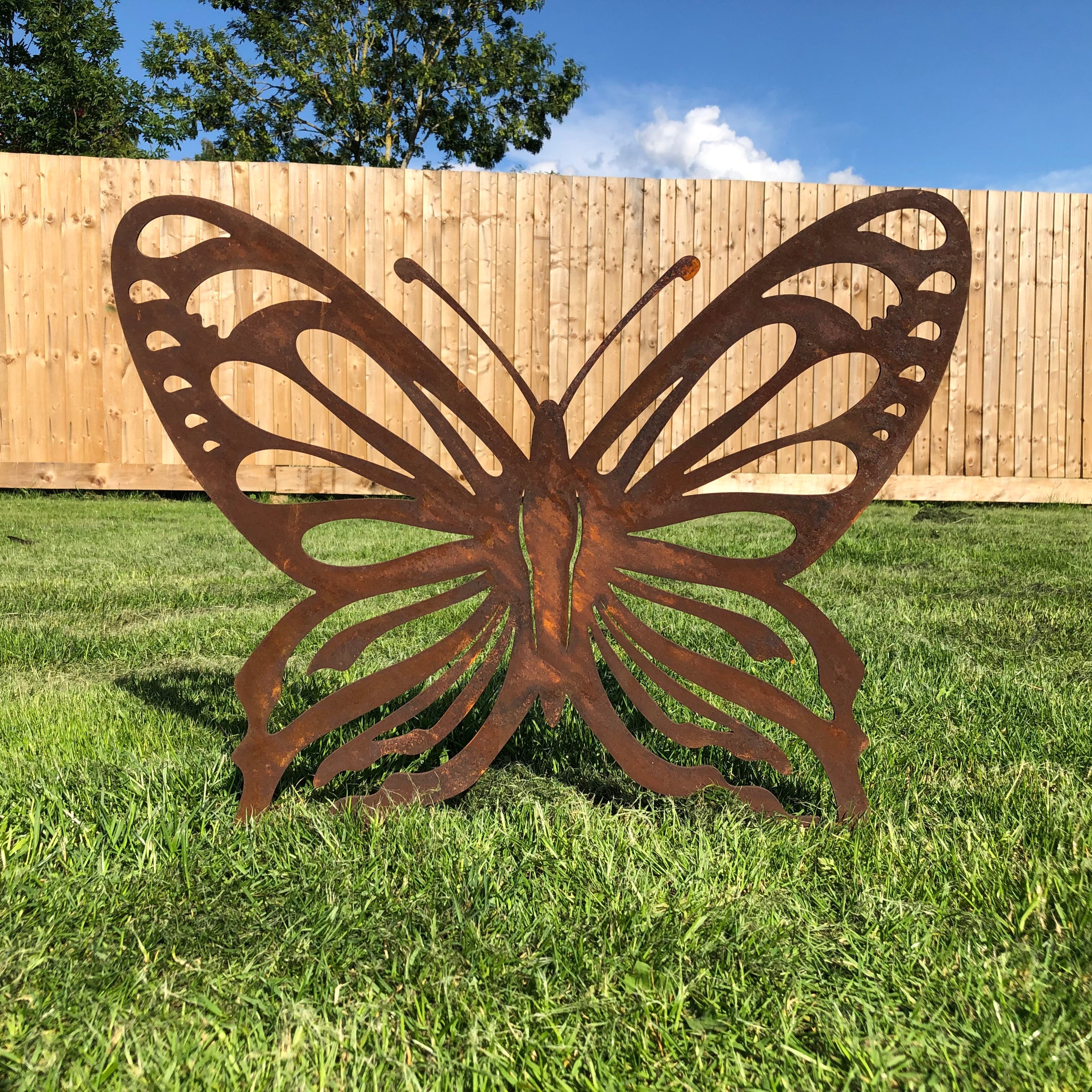 Pic de Jardin ou Tuteur à Plantes Motif Papillon en Fer Patiné Gris et  Couleur Rouille 30x38x122cm - L'Héritier du Temps