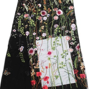 K&ouml;nnte beinhalten: Schwarzer Stoff mit floralem Stickmuster. Die Stickerei zeigt rote, rosa, wei&szlig;e und gr&uuml;ne Blumen sowie Schmetterlinge. Geeignet f&uuml;r Kleidung oder Heimtextilien.