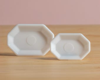 Set of 4 Miniature Geometric Dish, Bakery Tray in White Plastic for Dollhouse Kitchen, Polymer Clay Food, Resin Crafts 1:12 Scale