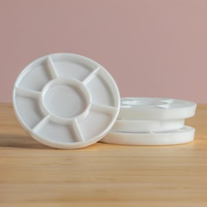 ミニチュアフルーツトレイ2個セット、ドールハウスキッチン用ホワイトプラスチック製セクション付きサービングディッシュ、ポリマークレイフード、樹脂工芸品1:12スケール