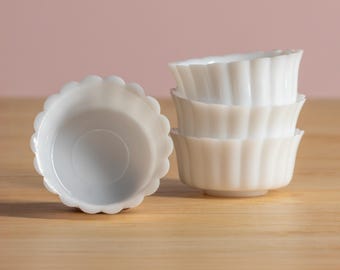 Set of 4 Miniature Ice Cream Bowl, Scalloped Dessert Dish in White Plastic for Dollhouse Kitchen, Polymer Clay Food, Resin Crafts 1:12 Scale