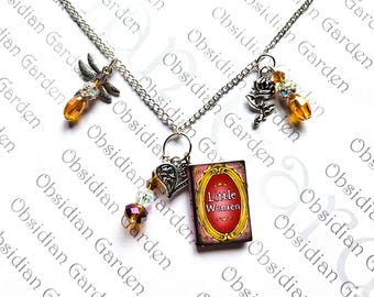 Collier pendentif et breloques « livre » sépia Little Women