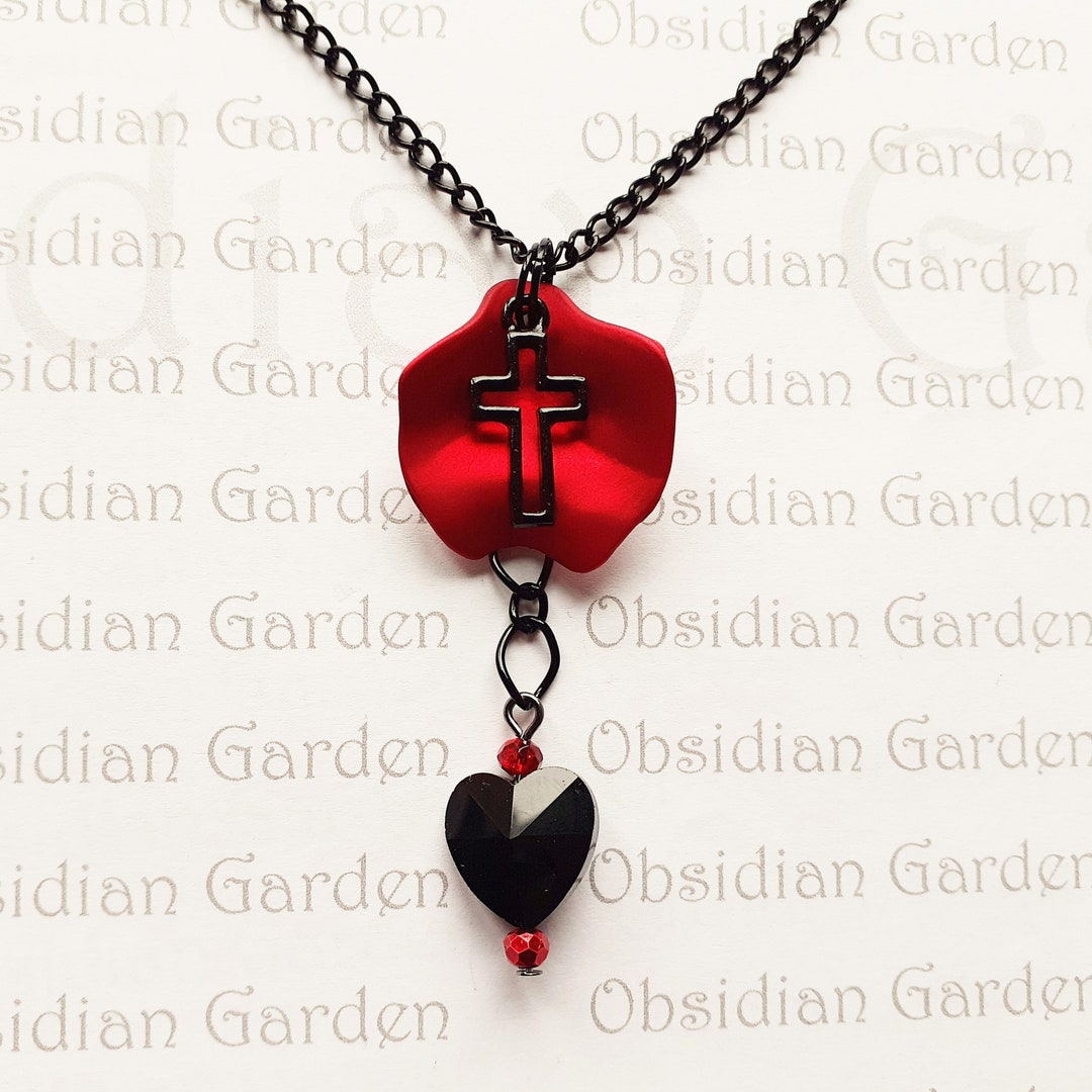 collana con ciondolo a fora di cuore rosso da donna con design a fora di rosa nera – gioielli roantici gotici per San Valentino, feste e occasioni speciali del 2026 a GBP £7