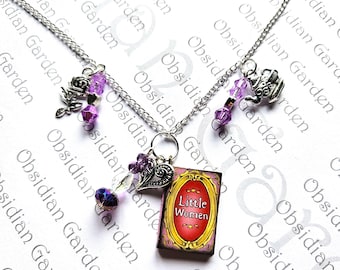 Petit pendentif mauve « livre » et collier à breloques