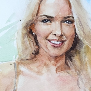Originele aquareltekening. Mooi portret van een halfnaakt meisje. gele jurk. Uniek minimalistisch aquarelschets kunstdecor