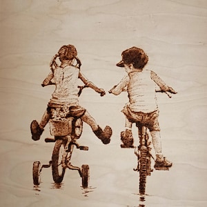 Puede incluir: Una imagen quemada en madera de dos niños montando en bicicleta. El niño de delante va en un triciclo con las piernas hacia afuera. El niño de atrás va en una bicicleta con las piernas rectas hacia abajo. La imagen está firmada "B. Bondarchuk" en la esquina inferior derecha.