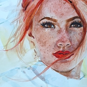 Ritratto ad acquerello unico di una bellissima ragazza dai capelli rossi. Illustrazione minimalista unica nel suo genere.