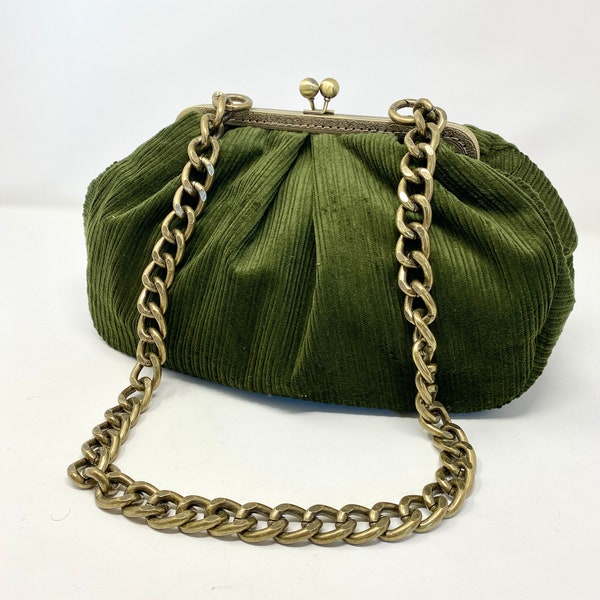 Vintage look velvet bag, with click-clack closure.