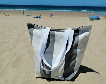 Grote wit met grijs gestreepte strandtas en bijpassend waterdicht gevoerd etui